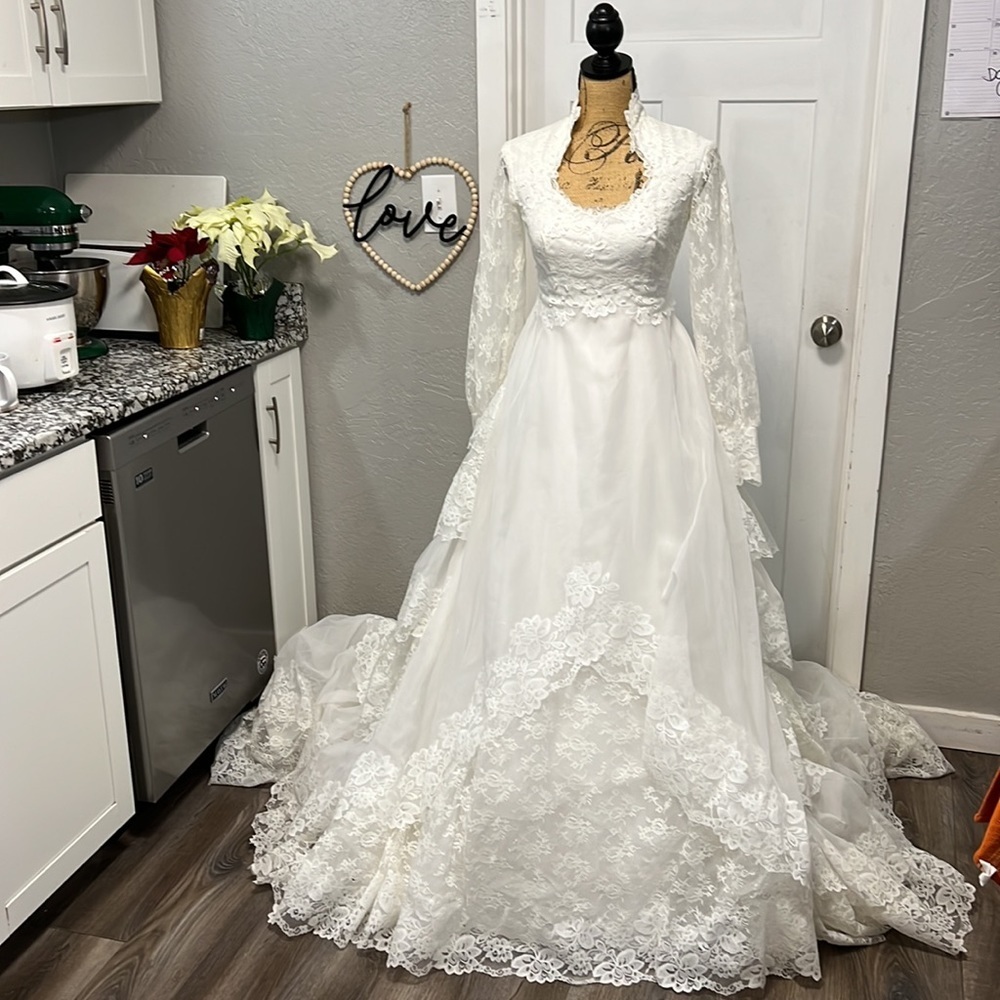 MORI-LEE VINTAGE 70’s CREAM LACE WEDDING GOWN SIZE XS